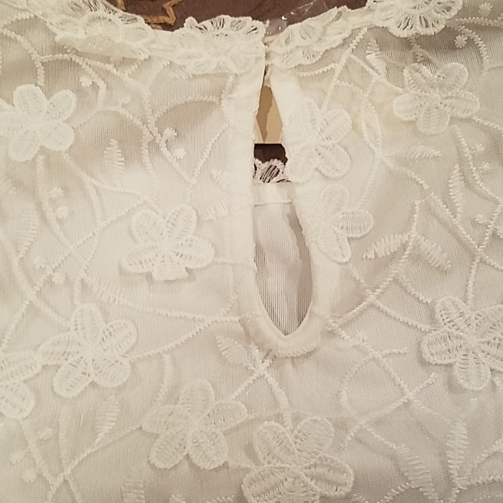 Beautiful, white sleeveless top .NWT - Picture 3 of 4